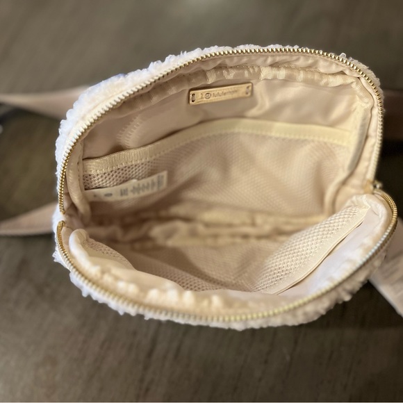 Lululemon Everywhere Belt Bag Fleece Light Ivory Gold - Picture 4 of 4